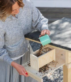 Dehner Natura Futterhaus Karwendel, Natur, Inkl. Ständer, Ca. B84,3/H127,2/T84,3 Cm -Gartenbedarf Angebote 6622872 6622898 6622906 6622922 WE MO 004 NVHRofanKarwendel