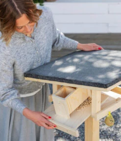 Dehner Natura Futterhaus Karwendel, Natur, Inkl. Ständer, Ca. B84,3/H127,2/T84,3 Cm -Gartenbedarf Angebote 6622872 6622898 6622906 6622922 WE MO 008 NVHRofanKarwendel