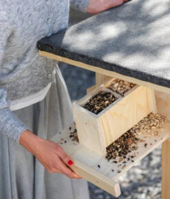 Dehner Natura Futterhaus Karwendel, Natur, Inkl. Ständer, Ca. B84,3/H127,2/T84,3 Cm -Gartenbedarf Angebote 6622872 6622898 6622906 6622922 WE MO 012 NVHRofanKarwendel